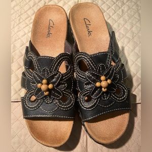 Women’s Clark’s Bendable Sandal with Wood Beads Size 6